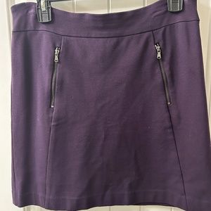 Ann Taylor eggplant short knit stretch skirt with front zip pockets - size 2